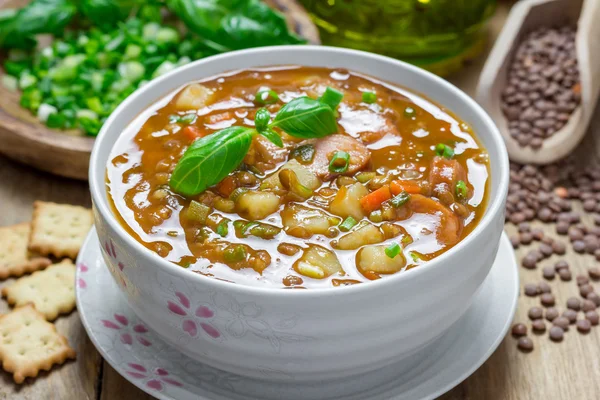 Домашній суп з сочевицею та ковбасками — стокове фото