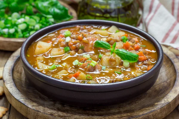 Sopa casera con lentejas y salchichas — Foto de Stock