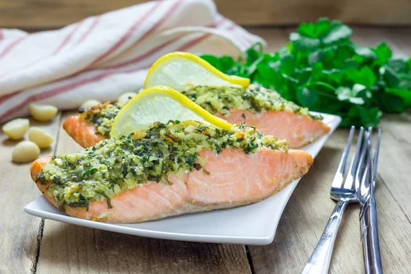 Macadamia-Salantro kabuk beyaz tabakta ile pişmiş somon