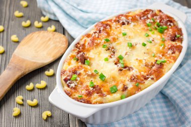 Pastırma aşıkların mac ve peynir yemek pişirme içinde