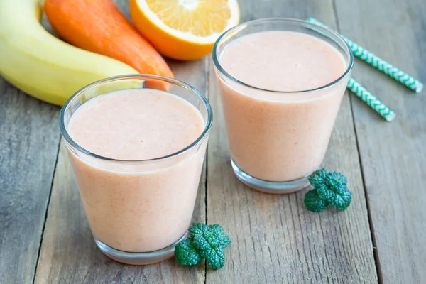 Smoothie saudável com cenoura, banana, laranja e iogurte — Fotografia de Stock