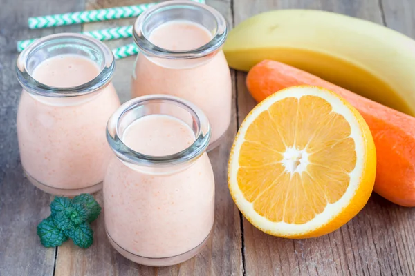 Zdravý koktejl s mrkev, banán, pomeranč a jogurt — Stock fotografie