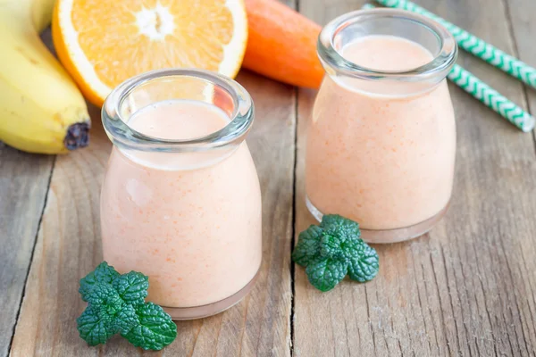 Smoothie saudável com cenoura, banana, laranja e iogurte — Fotografia de Stock