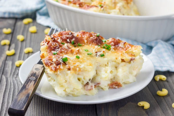 Bacon lovers' mac and cheese on a white plate — Stock Photo, Image