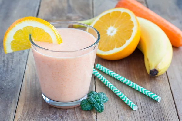 Healthy smoothie with carrot, banana, orange and yogurt — Stock Photo, Image