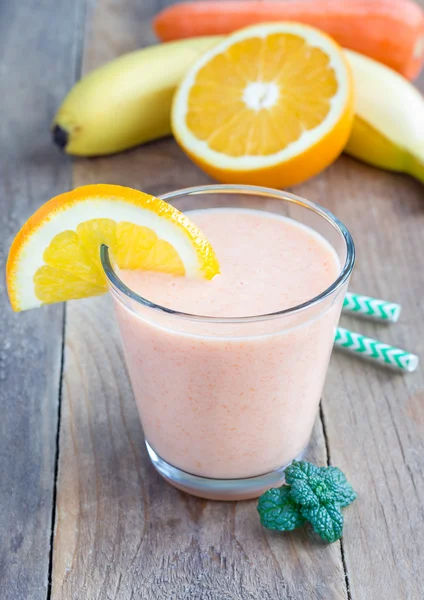 Hälsosam smoothie med morot, banan, apelsin och yoghurt — Stockfoto