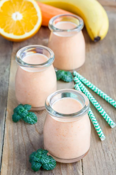 Smoothie saudável com cenoura, banana, laranja e iogurte — Fotografia de Stock