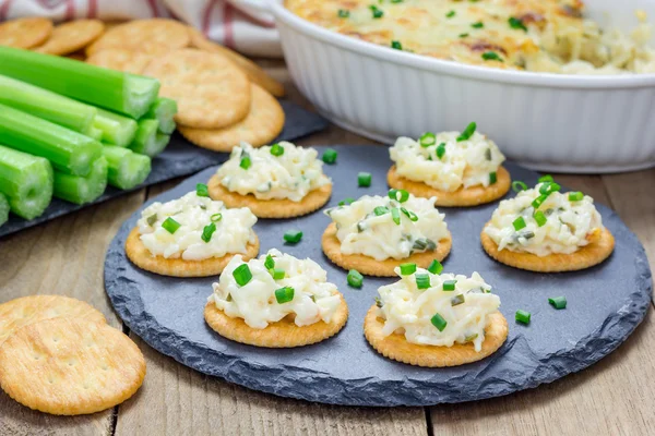 Upečené krabí dip, podávaný s brček a sušenky — Stock fotografie