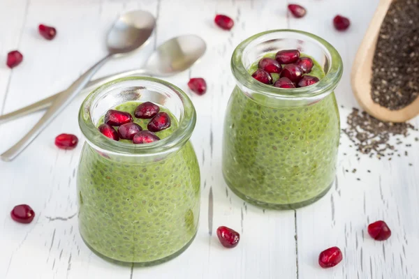 Chia tohum puding matcha yeşil çay, nar ile süslenmiş ile