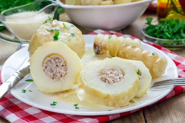Картошка с мясом в сливочном соусе — стоковое фото