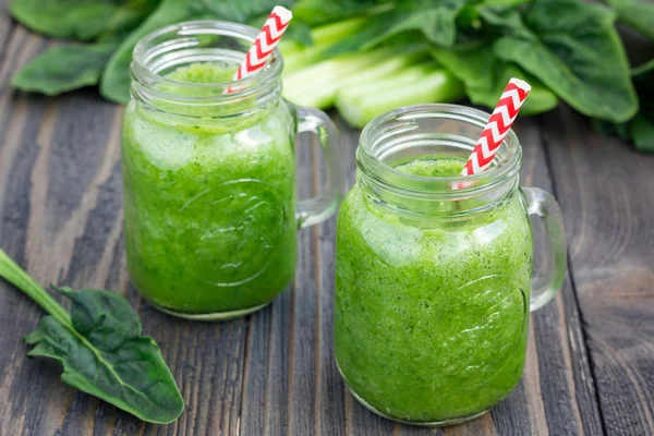Zöld turmix, zeller, uborka, spenót, alma és citrom — Stock Fotó