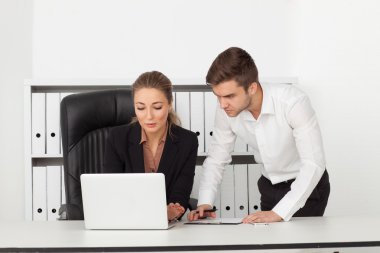 Bir ofiste çalışan iş adamları