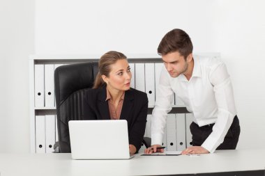 Bir ofiste çalışan iş adamları