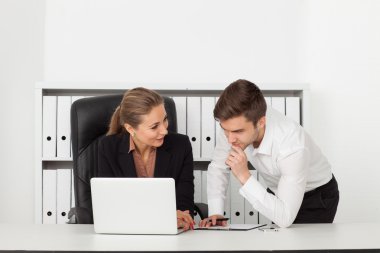 Bir ofiste çalışan iş adamları