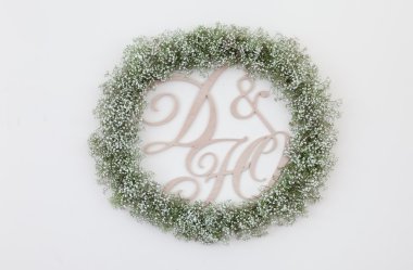 Kır çiçekleri duvardaki dekorasyon