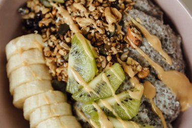 Chia puding kahvaltı tabağı taze kivi ve muzlu. Çiğ gıda konsepti. Görüntüyü kapat