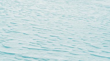 Buz üzerinde harika bir soğuk oluşumu. Buz taneleri, kışın eşsiz güzelliği..