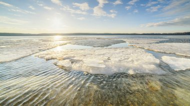 Kaunas Gölünün eriyen buzu 2021 'de..