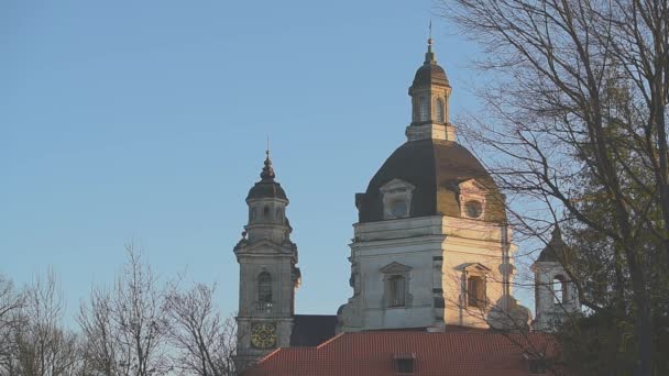 美丽的春天早晨 在立陶宛的Paaislis教堂和修道院合奏 — 图库视频影像