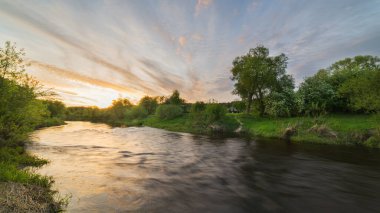 Litvanya 'daki Dubysa nehrinin kıyısında harika renkli bir akşam..