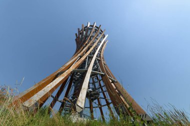 Gölün kıyısındaki inanılmaz Meteliai gözlem kulesi..