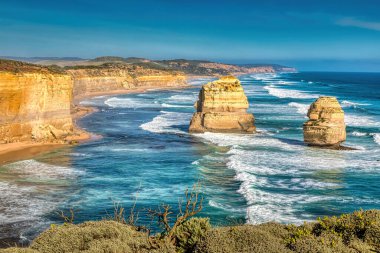 Yazın güneşli bir günde Victoria, Avustralya 'daki On İki Havarinin bir kısmına bakın..