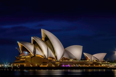 Sydney, Avustralya - 12 Şubat 2020: Avustralya 'da Sydney' i ziyaret eden bir Alman fotoğrafçı, yazın bulutlu ama sıcak bir günde Opera binasıyla ufuk çizgisinin fotoğraflarını çekiyor.