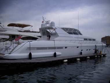 Saint Tropez, Fransa - 5 Mayıs 2018: Fransız Rivierası 'nı ziyaret eden bir Alman fotoğrafçı, pahalı yatlarıyla Saint Tropez limanının fotoğraflarını çekiyor. 