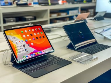 Darmstadt, Almanya - 16 Eylül 2020: Hesse 'deki en büyük alışveriş merkezi olan Loop5' i ziyaret eden bir Alman fotoğrafçı, Apple 'ın Satürn pazarındaki yeni iPad Pro Pro' sunun fotoğraflarını çekiyor.