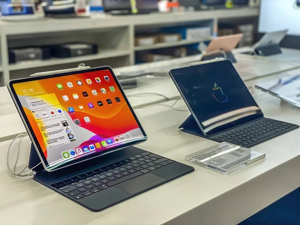 Darmstadt, Almanya - 16 Eylül 2020: Hesse 'deki en büyük alışveriş merkezi olan Loop5' i ziyaret eden bir Alman fotoğrafçı, Apple 'ın Satürn pazarındaki yeni iPad Pro Pro' sunun fotoğraflarını çekiyor.