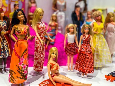 Darmstadt, Almanya - 16 Eylül 2020: Hesse 'deki en büyük alışveriş merkezi olan Loop5' i ziyaret eden bir Alman fotoğrafçı, 30 yıllık farklı Barbie bebeklerle bir serginin fotoğraflarını çekiyor..