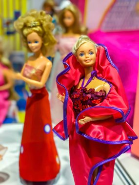 Darmstadt, Almanya - 16 Eylül 2020: Hesse 'deki en büyük alışveriş merkezi olan Loop5' i ziyaret eden bir Alman fotoğrafçı, 30 yıllık farklı Barbie bebeklerle bir serginin fotoğraflarını çekiyor..