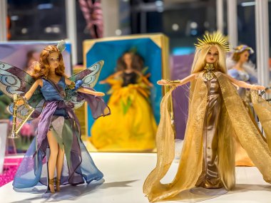 Darmstadt, Almanya - 16 Eylül 2020: Hesse 'deki en büyük alışveriş merkezi olan Loop5' i ziyaret eden bir Alman fotoğrafçı, 30 yıllık farklı Barbie bebeklerle bir serginin fotoğraflarını çekiyor..