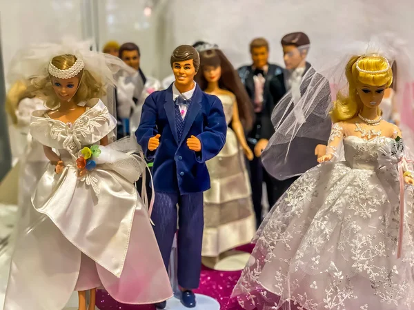 Darmstadt, Almanya - 16 Eylül 2020: Hesse 'deki en büyük alışveriş merkezi olan Loop5' i ziyaret eden bir Alman fotoğrafçı, 30 yıllık farklı Barbie bebeklerle bir serginin fotoğraflarını çekiyor..