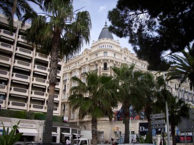 Cannes, Fransa - 07 Mayıs 2018: Fransız Rivierası 'nı ziyaret eden bir Alman fotoğrafçı, gezinti alanındaki ünlü Carlton otelinin fotoğraflarını çekiyor..    
