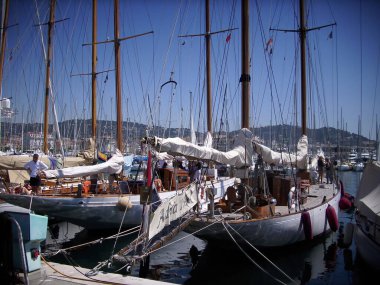 Cannes, Fransa - 07 Mayıs 2018: Fransız Rivierası 'nı ziyaret eden bir Alman fotoğrafçı, pahalı yatlarıyla Cannes limanının fotoğraflarını çekiyor..