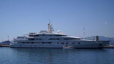 Cannes, Fransa - 07 Ocak 2018: Fransız Rivierası 'nı ziyaret eden bir Alman fotoğrafçı, pahalı yatlarıyla Cannes Limanı' nın dışında fotoğraf çekiyor..
