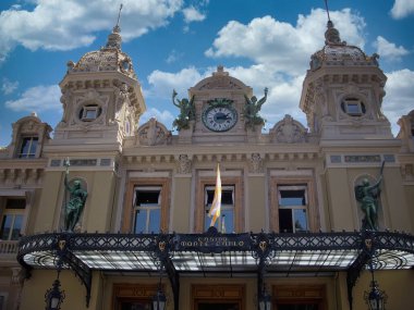 Monaco, Monte Carlo - 15 Mayıs 2018: Fransız Rivierası 'nı ziyaret eden bir Alman fotoğrafçı, Monako' ya bir günlük bir gezi düzenliyor, ünlü kumarhanenin ön cephesinin fotoğraflarını çekiyor..