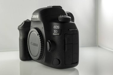 Frankfurt, Almanya - 21 Mart 2021: Bir Alman fotoğrafçı Canon EOS 5D Mark IV kamera gövdesinin fotoğraflarını çekiyor. eBay 'de satabilmek için düğmeler ve bağlantılar.