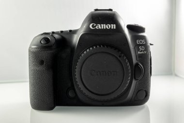 Frankfurt, Almanya - 21 Mart 2021: Bir Alman fotoğrafçı Canon EOS 5D Mark IV kamera gövdesinin fotoğraflarını çekiyor. eBay 'de satabilmek için düğmeler ve bağlantılar.
