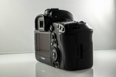 Frankfurt, Almanya - 21 Mart 2021: Bir Alman fotoğrafçı Canon EOS 5D Mark IV kamera gövdesinin fotoğraflarını çekiyor. eBay 'de satabilmek için düğmeler ve bağlantılar.