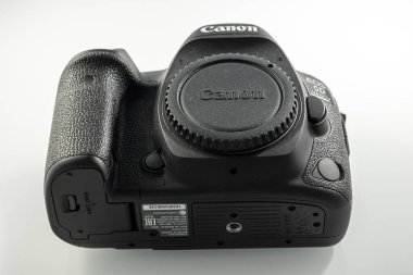 Frankfurt, Almanya - 21 Mart 2021: Bir Alman fotoğrafçı Canon EOS 5D Mark IV kamera gövdesinin fotoğraflarını çekiyor. eBay 'de satabilmek için düğmeler ve bağlantılar.