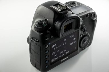 Frankfurt, Almanya - 21 Mart 2021: Bir Alman fotoğrafçı Canon EOS 5D Mark IV kamera gövdesinin fotoğraflarını çekiyor. eBay 'de satabilmek için düğmeler ve bağlantılar.