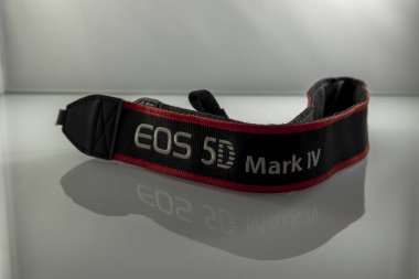 Frankfurt, Almanya - 21 Mart 2021: Bir Alman fotoğrafçı Canon EOS 5D Mark IV kamera gövdesinin fotoğraflarını çekiyor. eBay 'de satabilmek için düğmeler ve bağlantılar.