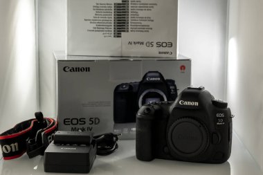 Frankfurt, Almanya - 21 Mart 2021: Bir Alman fotoğrafçı Canon EOS 5D Mark IV kamera gövdesinin fotoğraflarını çekiyor. eBay 'de satabilmek için düğmeler ve bağlantılar.