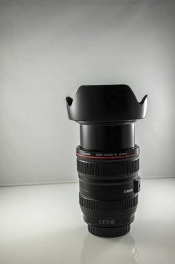 Frankfurt, Almanya - 21 Mart 2021: Bir Alman fotoğrafçı, EF 'den RF monta kamera sistemini değiştirdikten sonra eBay' de satmak için Canon EF 24-105 L F4.0 lensinin ayrıntılı fotoğraflarını çekti.