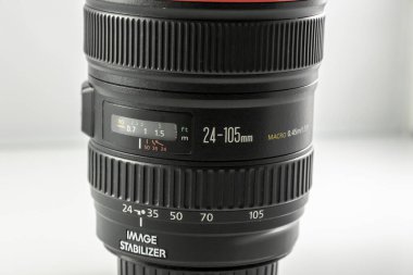 Frankfurt, Almanya - 21 Mart 2021: Bir Alman fotoğrafçı, EF 'den RF monta kamera sistemini değiştirdikten sonra eBay' de satmak için Canon EF 24-105 L F4.0 lensinin ayrıntılı fotoğraflarını çekti.