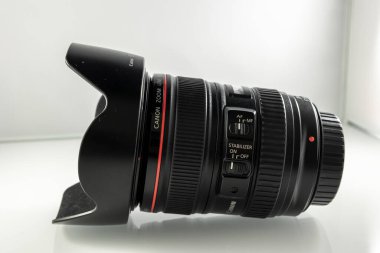 Frankfurt, Almanya - 21 Mart 2021: Bir Alman fotoğrafçı, EF 'den RF monta kamera sistemini değiştirdikten sonra eBay' de satmak için Canon EF 24-105 L F4.0 lensinin ayrıntılı fotoğraflarını çekti.