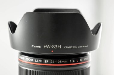 Frankfurt, Almanya - 21 Mart 2021: Bir Alman fotoğrafçı, EF 'den RF monta kamera sistemini değiştirdikten sonra eBay' de satmak için Canon EF 24-105 L F4.0 lensinin ayrıntılı fotoğraflarını çekti.