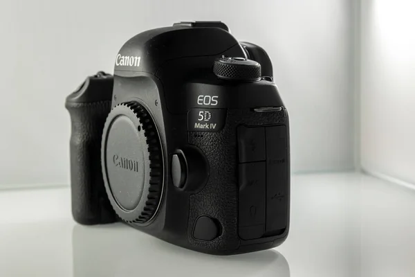 Frankfurt, Almanya - 21 Mart 2021: Bir Alman fotoğrafçı Canon EOS 5D Mark IV kamera gövdesinin fotoğraflarını çekiyor. eBay 'de satabilmek için düğmeler ve bağlantılar.